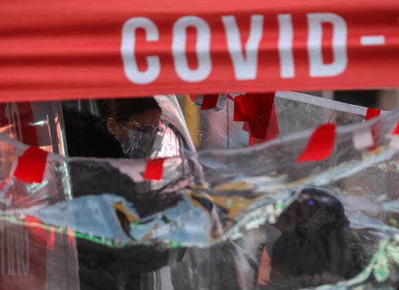 (220105) -- NEW YORK, Jan. 5, 2022 -- A medical worker works at a COVID-19 testing site on Times Square in New York, the United States, Jan. 4, 2022. Nearly all new U.S. COVID-19 cases last week were linked to the Omicron variant, the Centers for Disease Control and Prevention (CDC) reported on Tuesday, as the highly transmissible new strain has quickly overtaken the Delta variant and sparked new surges nationwide. ) U.S.-NEW YORK-COVID-19-OMICRON WangxYing 