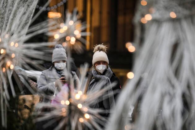 (220105) -- NEW YORK, Jan. 5, 2022 -- People are seen at the Rockefeller Center in New York, the United States, Jan. 4, 2022. Nearly all new U.S. COVID-19 cases last week were linked to the Omicron variant, the Centers for Disease Control and Prevention (CDC) reported on Tuesday, as the highly transmissible new strain has quickly overtaken the Delta variant and sparked new surges nationwide. ) U.S.-NEW YORK-COVID-19-OMICRON WangxYing 