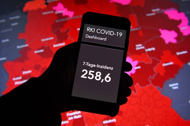 Coronavirus in Deutschland - Covid-19-Dashboard des Robert Koch-Institut 05.01.2022, Robert Koch-Institut: 7-Tage-Inzidenz 258,6. 7-Tage-Fallzahl 215.078. COVID-19-Fälle 7.297.320. Zugang um 58.9182 gegenüber dem Vortag. COVID-19-Todesfälle 112.925. Zugang um 346 gegenüber dem Vortag.