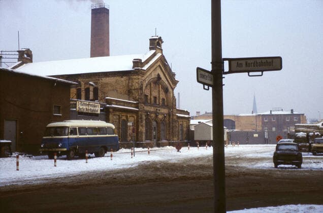 Zinnowitzer Straße Ecke Am Nordbahnhof mit dem S-Bahnbetriebswerk Berlin-Nordbahnhof in einem noch erhaltenen Gebäude des ehemaligen Stettiner Bahnhofs in Berlin-Mitte. Zinnowitzer Straße corner Am Nordbahnhof with the S-Bahn depot Berlin-Nordbahnhof in a still preserved building of the former Stettiner Bahnhof in Berlin-Mitte. *Aufnahmedatum geschätzt Date estimated* snapshot-photography K.Krause
