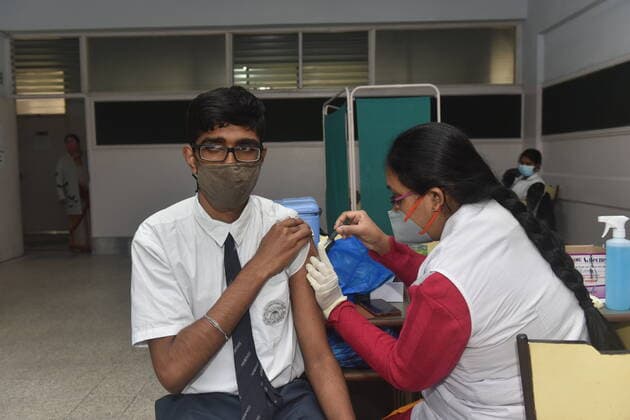Coronavirus, Eindrücke aus Indien India has started covid-19 vaccination for 15 to 18 years India started covid-19 vaccination to 15 to 18 years old from 3rd of January 2022. These age group received indigenously-developed Bharat Biotech’s Covaxin as guidelines issued by the Union Health Ministry of India. The vaccination centers are government and private schools allocated. Kolkata West Bengal India Copyright: SukhomoyxSen