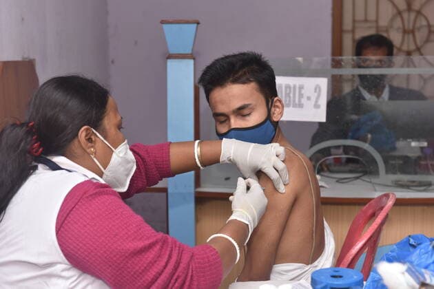 Coronavirus, Eindrücke aus Indien India has started covid-19 vaccination for 15 to 18 years India started covid-19 vaccination to 15 to 18 years old from 3rd of January 2022. These age group received indigenously-developed Bharat Biotech’s Covaxin as guidelines issued by the Union Health Ministry of India. The vaccination centers are government and private schools allocated. Kolkata West Bengal India Copyright: SukhomoyxSen