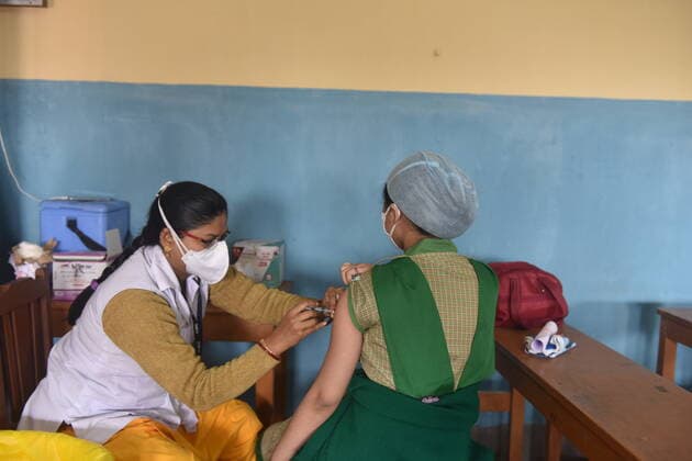 Coronavirus, Eindrücke aus Indien India has started covid-19 vaccination for 15 to 18 years India started covid-19 vaccination to 15 to 18 years old from 3rd of January 2022. These age group received indigenously-developed Bharat Biotech’s Covaxin as guidelines issued by the Union Health Ministry of India. The vaccination centers are government and private schools allocated. Kolkata West Bengal India Copyright: SukhomoyxSen