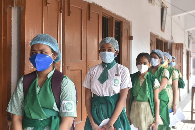Coronavirus, Eindrücke aus Indien India has started covid-19 vaccination for 15 to 18 years India started covid-19 vaccination to 15 to 18 years old from 3rd of January 2022. These age group received indigenously-developed Bharat Biotech’s Covaxin as guidelines issued by the Union Health Ministry of India. The vaccination centers are government and private schools allocated. Kolkata West Bengal India Copyright: SukhomoyxSen