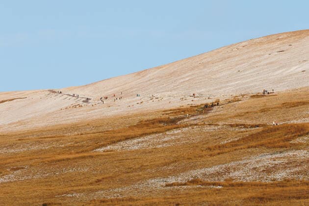 People enjoy a walk to Pen-Y Fan with a dusting of snow Where: Brecon Beacons, South Wales, United Kingdom When: 05 Jan 2022 Credit: Andrew Bartlett Cover Images Copyright: xx 51046224 EDITORIAL USE ONLY. NOT FOR USE BY NEWSPAPERS BASED IN THE UK.