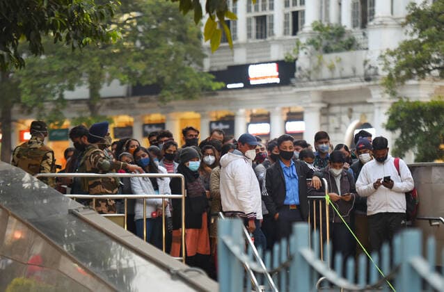 Coronavirus, Eindrücke aus Indien NEW DELHI, INDIA - JANUARY 4: Commuters waiting to enter Rajiv Chowk metro station, on January 4, 2022 in New Delhi, India. (Photo by Amal KS Hindustan Times ) Daily Life Amid Coronavirus Pandemic In India