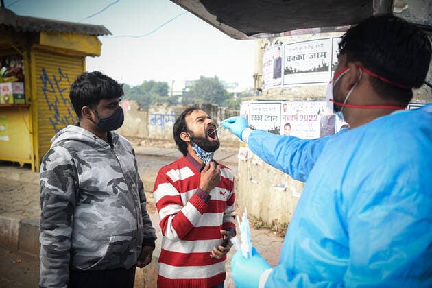 Coronavirus, Eindrücke aus Indien NEW DELHI, INDIA - JANUARY 4: A health worker takes the swab samples from the commuters to check for Covid-19 infection at Punjabi Bagh, on January 4, 2022 in New Delhi, India. (Photo by Sanchit Khanna Hindustan Times ) Daily Life Amid Coronavirus Pandemic In India