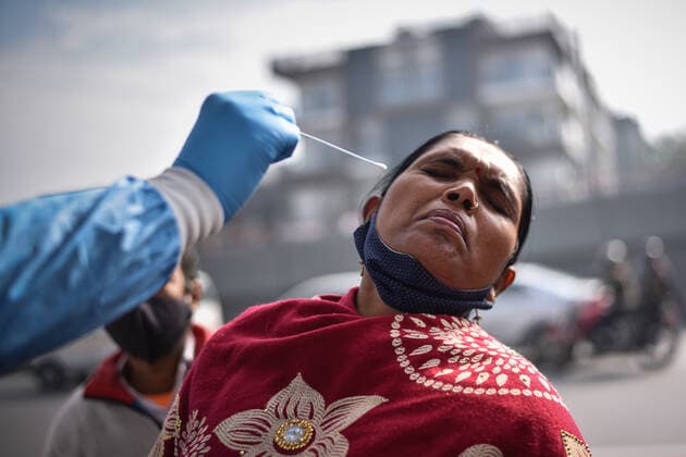 Coronavirus, Eindrücke aus Indien NEW DELHI, INDIA - JANUARY 4: A health worker takes the swab samples from the commuters to check for Covid-19 infection at Punjabi Bagh, on January 4, 2022 in New Delhi, India. (Photo by Sanchit Khanna Hindustan Times ) Daily Life Amid Coronavirus Pandemic In India
