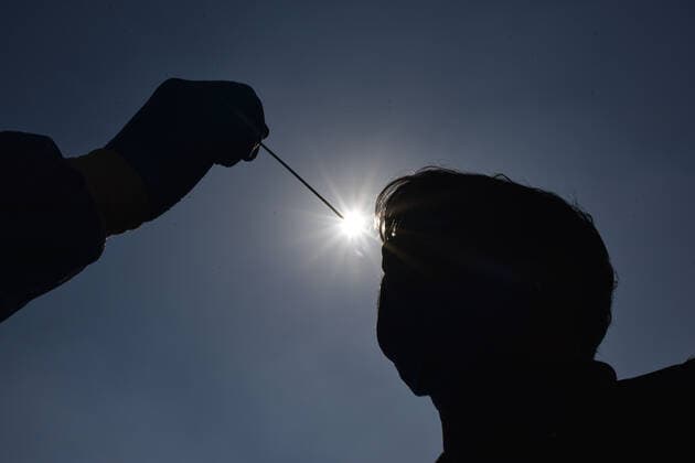 Coronavirus, Eindrücke aus Indien NEW DELHI, INDIA - JANUARY 4: A health worker takes the swab samples from the commuters to check for Covid-19 infection at Punjabi Bagh, on January 4, 2022 in New Delhi, India. (Photo by Sanchit Khanna Hindustan Times ) Daily Life Amid Coronavirus Pandemic In India