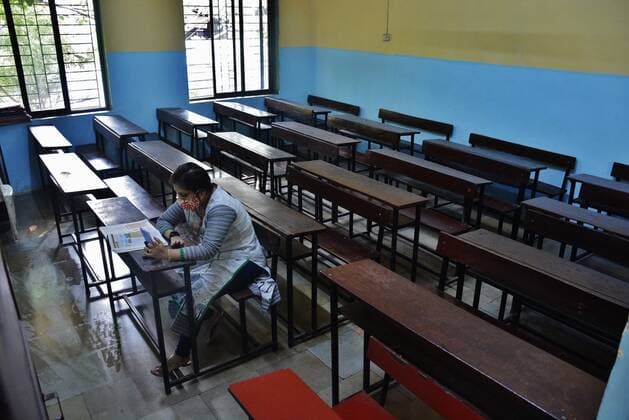 Coronavirus, Eindrücke aus Indien MUMBAI, INDIA - JANUARY 4: A teacher seen taking an online class in an empty classroom after Maharastra government announced to close Classes 1-9 and 11 till 31st January due to the increase in Covid-variant Omicron patients amid third wave threat, in Thane, on January 4, 2022 in Mumbai, India. (Photo by Praful Gangurde Hindustan Times ) Daily Life Amid Coronavirus Pandemic In India