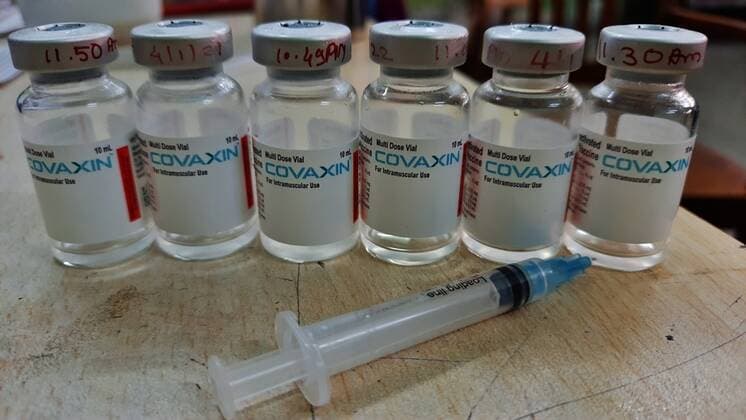 Coronavirus, Eindrücke aus Indien MUMBAI, INDIA - JANUARY 4: Covaxin vaccine vials and a syringe displayed on the second day of a vaccination drive for teenagers in the 15-18 age group at TMC s Brahman Vidyalaya vaccination centre, in Thane, on January 4, 2022 in Mumbai, India. (Photo by Praful Gangurde Hindustan Times ) Daily Life Amid Coronavirus Pandemic In India