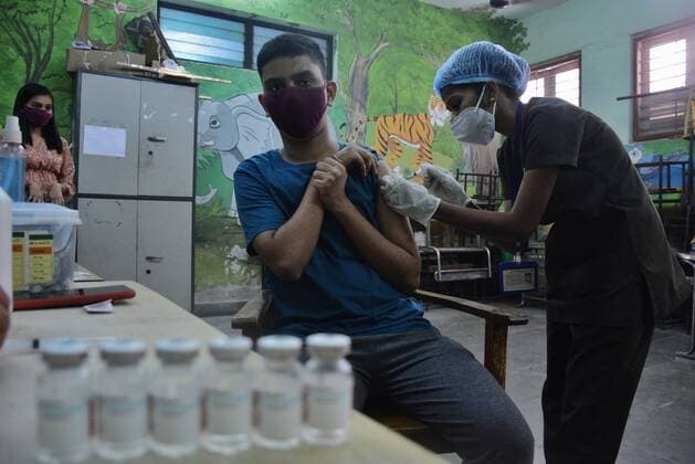 Coronavirus, Eindrücke aus Indien MUMBAI, INDIA - JANUARY 4: Students get inoculated against Covid-19 on the second day of a vaccination drive for teenagers in the 15-18 age group at TMC s Brahman Vidyalaya vaccination centre, in Thane, on January 4, 2022 in Mumbai, India. (Photo by Praful Gangurde Hindustan Times ) Daily Life Amid Coronavirus Pandemic In India