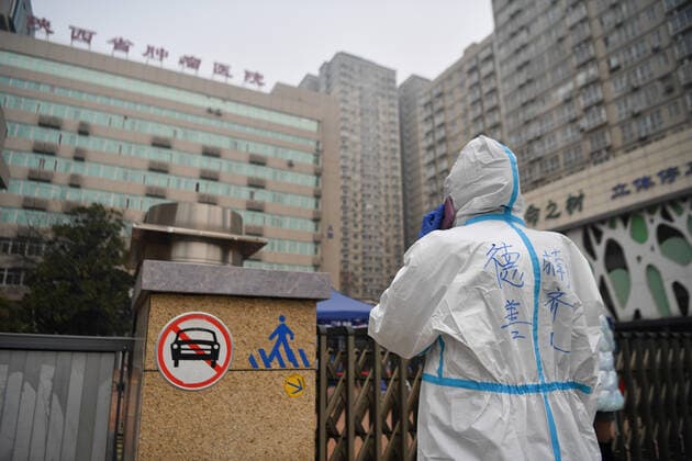(220105) -- XI AN, Jan. 5, 2022 -- A volunteer contacts patients families to take foods at Shaanxi Provincial Cancer Hospital in Yanta District of Xi an, northwest China s Shaanxi Province, Jan. 5, 2022. Located in Yanta District of Xi an, Deshan shared kitchen was run as an anti-cancer kitchen , providing convenience for cancer patients and their families to cook meals. Xu Kai, founder of the shared kitchen, transformed this anti-cancer kitchen into a fight-against-epidemic kitchen after the city has been hit by the recent COVID-19 resurgence. Up to now, more than 30 volunteers have joined the food delivery activities of the kitchen to help not only cancer patients and their families who are stranded in Xi an, but also some person 