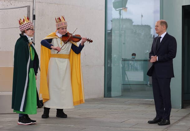 Bilder des Jahres 2022, News 01 Januar News Themen der Woche KW01 News Bilder des Tages BK Scholz und Sternsinger 05.01.2022, Germany, Berlin, Bundeskanzleramt, Bundeskanzler Olaf Scholz empfaengt im Ehrenhof die Sternsinger, die mit ihrem Spruch das Haus weihen. Spenden sollen wohltaetigen Zwecken zugute kommen. Im 17. Jahrhundert wurde per dekret es in Freising in Bayern der Sternsingern verboten, das gesammelte Geld in Bier umzusetzen. Hier die Sternsinger aus Wolfsburg , kath Pfarrei St. Christophorus, mit v rechts Julian 14 Jahre Johannes 14 J, Agatha 17 Jahre und Clemens 12 Jahre, Der Spruch fuer das Haus war CHristus segne dieses Haus Berlin Berlin Germany *** BK Scholz and carol singers 31 01 2022, Germany, Berlin, Federal Chancellery, Chancellor Olaf Scholz receives in the courtyard of honor the carol singers, who c