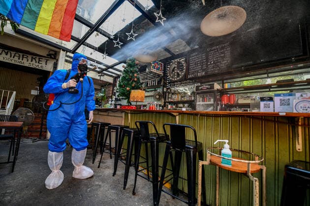 Thailand: Clean-up after revelers tested positive for COVID-19 coronavirus at a tourist spot A Thai volunteer staff in a protective suit sprays disinfectant at a nightclub and restaurant during a clean-up operation after revelers tested positive for COVID-19 coronavirus at a tourist spot in Khao San road, during COVID-19 coronavirus infections linked with the Omicron variant have been detected putting Thailand at risk of a new wave hit by the pandemic. Thailand Copyright: VichanxPoti