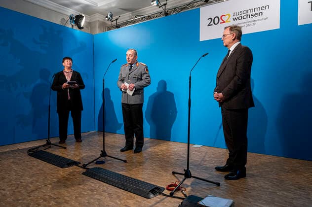 PRESSEKONFERENZ - GENERALMAJOR CARSTEN BREUER UND MINISTERPRÄSIDENT BODO RAMELOW 05 01 2022 - Erfurt: Medienstatement des Leiters des Corona-Krisenstabs im Bundeskanzleramt, Generalmajor Carsten Breuer, und Ministerpräsident Bodo Ramelow im Erfurter Haus Dacheröden am 5. Januar 2022. Mit dabei steht die stellvertretende Regierungssprecherin des Freistaats Thüringen Marion Wermann. _________________