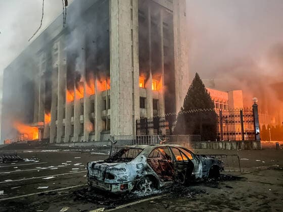 Bilder des Jahres 2022, News 01 Januar News Themen der Woche KW01 News Bilder des Tages ALMATY, KAZAKHSTAN - JANUARY 5, 2022: A burnt car is seen by the mayorâ€™s office on fire. Protests are spreading across Kazakhstan over the rising fuel prices; protesters broke into the Almaty mayorâ€™s office and set it on fire. Valery Sharifulin TASS  TS11E1C1