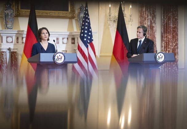 Bilder des Jahres 2022, News 01 Januar News Themen der Woche KW01 News Bilder des Tages Annalena Baerbock, Bundesaussenministerin, bei einer gemeinsamen Pressekonferenz mit dem Aussenminister der USA, Antony Blinken. 05.01.2022 Washington USA *** Annalena Baerbock, German Foreign Minister, at a joint press conference with the US Secretary of State, Antony Blinken 05 01 2022 Washington USA Copyright: xThomasxImo photothek.netx