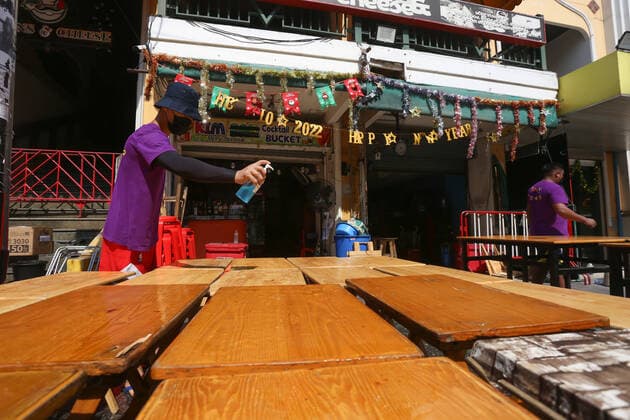 January 5, 2022, Bangkok, Thailand: A worker sprays disinfectant on restaurant tables at Khaosan Rd. in Bangkok..Thailand steps up efforts to prevent the spread of the coronavirus disease (COVID-19), as many new infections are reported to be related to the Omicron variant. Bangkok Thailand - ZUMAs197 20220105_zaa_s197_044 Copyright: xAdisornxChabsungnoenx