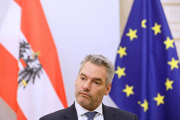 - Wien 10.12.2021 - Coronavirus Krise - Interviev mit dem neuen österreichischen Bundeskanzler Karl Nehammer (ÖVP) im Marmor-Ecksalon im Bundeskanzleramt. PHOTO: Bundeskanzler Karl Nehammer (ÖVP) während des Gesprächs. Vienna (AUSTRIA) Covid-19 crisis - Interview with the new Austrian Chancellor Karl Nehammer (ÖVP) in the marble corner salon in the Federal Chancellery. PHOTO: Federal Chancellor Karl Nehammer (ÖVP) during the conversation. Interview Bundeskanzler Karl Nehammer