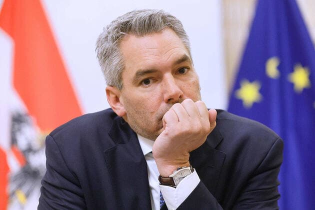 - Wien 10.12.2021 - Coronavirus Krise - Interviev mit dem neuen österreichischen Bundeskanzler Karl Nehammer (ÖVP) im Marmor-Ecksalon im Bundeskanzleramt. PHOTO: Bundeskanzler Karl Nehammer (ÖVP) während des Gesprächs. Vienna (AUSTRIA) Covid-19 crisis - Interview with the new Austrian Chancellor Karl Nehammer (ÖVP) in the marble corner salon in the Federal Chancellery. PHOTO: Federal Chancellor Karl Nehammer (ÖVP) during the conversation. Interview Bundeskanzler Karl Nehammer