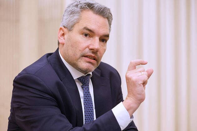 - Wien 10.12.2021 - Coronavirus Krise - Interviev mit dem neuen österreichischen Bundeskanzler Karl Nehammer (ÖVP) im Marmor-Ecksalon im Bundeskanzleramt. PHOTO: Bundeskanzler Karl Nehammer (ÖVP) während des Gesprächs. Vienna (AUSTRIA) Covid-19 crisis - Interview with the new Austrian Chancellor Karl Nehammer (ÖVP) in the marble corner salon in the Federal Chancellery. PHOTO: Federal Chancellor Karl Nehammer (ÖVP) during the conversation. Interview Bundeskanzler Karl Nehammer