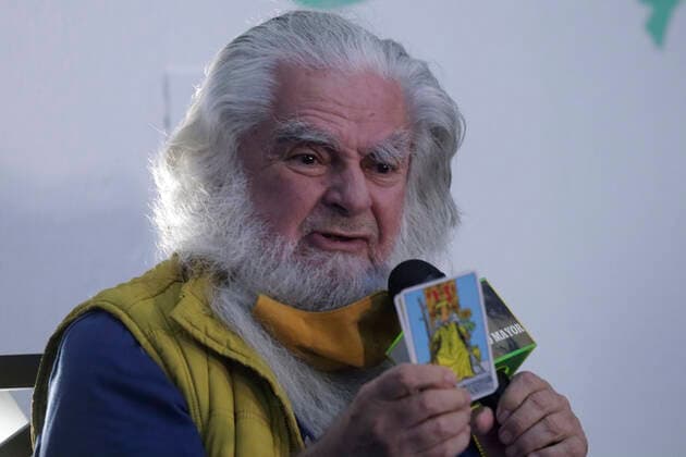 Senior Witch Predictions To New Year 2022 MEXICO CITY, MEXICO - JAN 5, 2022: Antonio Vazquez, the soothsayer called Senior Witch during a press conference gives his predictions for the new year 2022 through card readings at his esoteric shop. On January 5, 2022 in Mexico City, Mexico. (Photo by Luis Barron Eyepix Group) Copyright: xLuisxBarronx xEyepixxGroupx EYEPIXGROUP_LB_05012022_53828