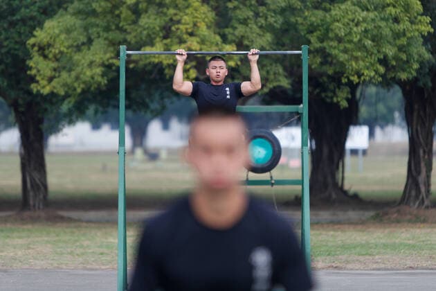 Taiwanese Army Military Exercise For Preparedness Enhancement Amid Chinese Tensions A soldier attends a physical training session, during an Army Preparedness Enhancement Drill ahead of the Chinese New Year, amid escalating Chinese tensions to the island. Kaohsiung Taiwan  Copyright: xCengxShouxYix originalFilename: ceng-notitle220106_npaLc.jpg