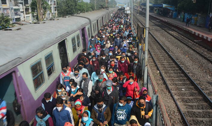IMAGO Nature: Unsere Erde, Umweltprobleme, Überbevölkerung India sees single day spike number of Covid cases 90,928 View of the train station with no proper social distancing between passengers. India sees a single day spike in the number of covid-19 cases 90,928 (omicron variant) as of today. The state government has allowed resumption of 50 percent seating capacity during this pandemic situation. Kolkata West Bengal India Copyright: RahulxSadhukhan