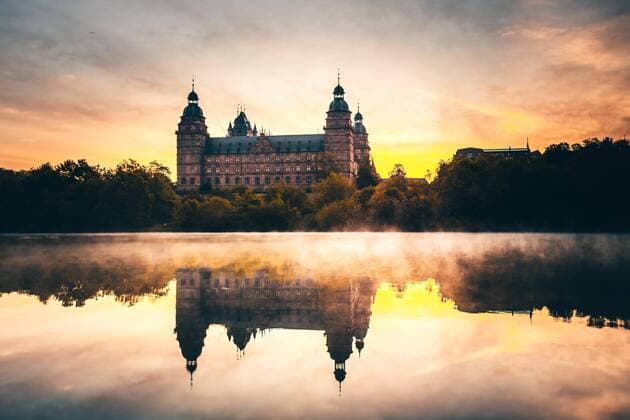  Schloss Johannisburg spiegelt sich im Main, Ufer, Morgen Dämmerung, Sonnenaufgang, Nebel, Renaissanceschloss, Aschaffenburg, Unterfranken, Bayern, Deutschland, Europa *** Johannisburg Castle reflected in the Main River, bank, morning twilight, sunrise, fog, Renaissance Castle, Aschaffenburg, Lower Franconia, Bavaria, Germany, Europe Copyright: imageBROKER/JanxWehnert ibxjwe07199119.jpg