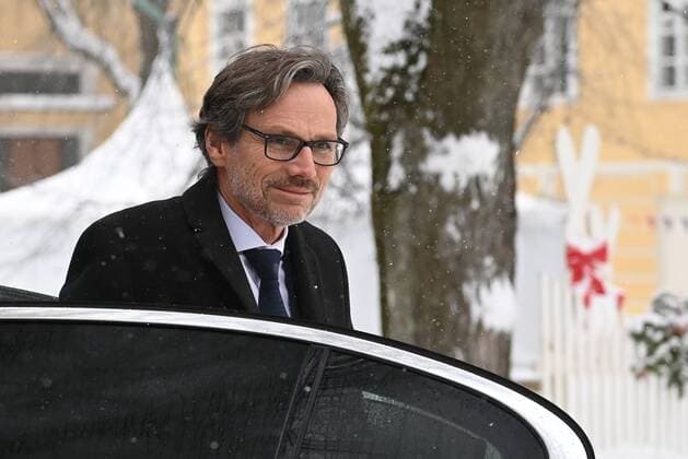 Russia Normandy Format Talks 6736832 06.01.2022 German chancellor s foreign policy adviser Jens Ploetner leaves a car before a meeting with Russian president s deputy chief of staff Dmitry Kozak in the Normandy format to reduce tensions over Ukraine, at the Arkhangelskoye museum estate outside Moscow, Russia. Grigory Sysoev Sputnik Moscow region Russia  Copyright: xGrigoryxSysoevx