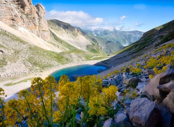  Der Pilato-See und der Berg Pizzo del Diavolo im Sommer, Nationalpark Sibillini, Umbrien, Italien, Europa *** Lake Pilato and Mount Pizzo del Diavolo in summer, Sibillini National Park, Umbria, Italy, Europe Copyright: imageBROKER/LorenzoxMattei ibxlor07207674.jpg