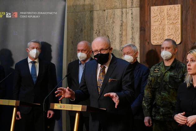 Coronavirus in Tschechien, PK zur Einrichtung des Nationalen Instituts zur Bekämpfung der Pandemie Czech Health Minister Vlastimil Valek, center, speaks during the press conference on establishment of National Institute for Tackling the Pandemic (NIZP), on January 6, 2021, in Prague, Czech Republic. (CTKxPhoto MichalxKamaryt) CTKPhotoP2022010605764  kmt