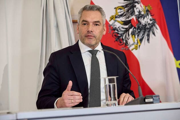 Österreich, Beratungen der Bundesregierung zur Corona-Krise - Wien 06.01.2022- Corona-Krise - Heute am Vormittag fand im Bundeskanzleramt Beratungen der Bundesregierung mit den Landeshauptleuten (perVideo) und der gesamtstaatlichen COVID-Krisenkoordination (GECKO) statt. Im Anschluss gab es eine Pressekonferenz. PHOTO: Bundeskanzler Karl Nehammer (ÖVP) während der PK. Vienna (AUSTRIA) Covid crisis - This morning the Federal Government held consultations with the Governors (online) and the state COVID Crisis Coordination (GECKO) in the Federal Chancellery. Afterwards there was a press conference. Beratungen zu Omikron Corona Variante
