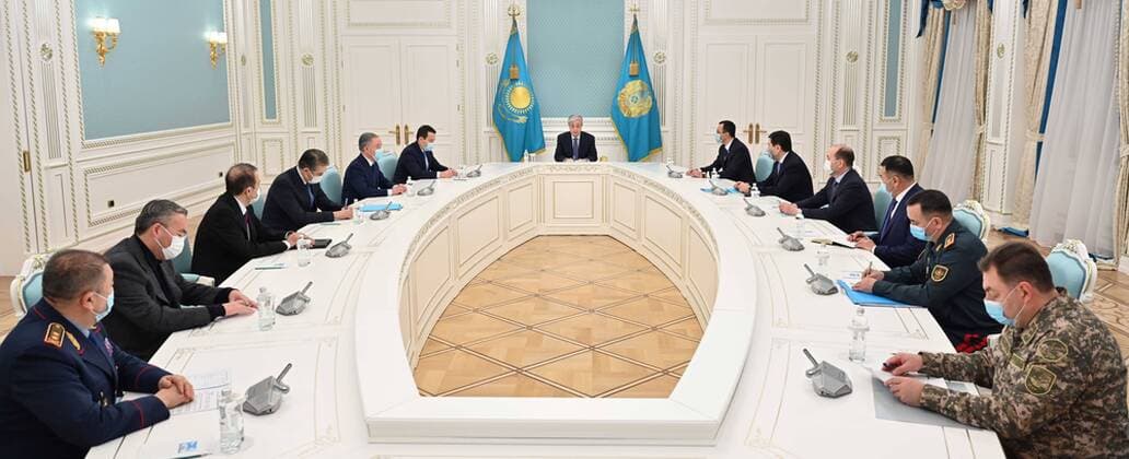 Bilder des Jahres 2022, News 01 Januar News Themen der Woche KW01 News Bilder des Tages Kasachstan, Präsident Kassym-Schomart Tokajew - Sitzung des nationalen Sicherheitsrat in Nur Sultan (220106) -- NUR-SULTAN, Jan. 6, 2022 -- Kazakh President Kassym-Jomart Tokayev attends a meeting of the Security Council in Nur-Sultan, Kazakhstan, Jan. 6, 2022. Kazakh President Kassym-Jomart Tokayev on Thursday ordered that a special team be created to investigate the mounting unrest rocking the Central Asian country and hold all perpetrators accountable for their violent acts. The mounting unrest prompted the Kazakh government to seek help from the Collective Security Treaty Organization, which has decided to deploy peacekeeping forces to Kazakhstan. ( Handout via Xinhua) KAZAKHSTAN-NUR-SULTAN-TOKAYEV-MEETING-SECURITY COUNCIL Kazakhxpresidentialxwebsite 
