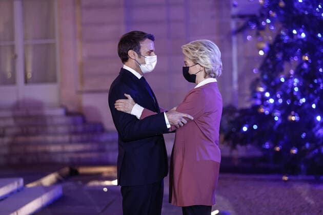 Bilder des Jahres 2022, News 01 Januar News Themen der Woche KW01 News Bilder des Tages Frankreich, Emmanuel Macron empfängt Ursula Von der Leyen in Paris Emmanuel Macron, President de la Republique Francaise et Ursula Von der Leyen, Presidente de la Commission europeenne NEWS : Diner de travail avec les membres de la Commission europeenne au Palais de l Elysee a Paris - 06 01 2022 AurelienMorissard Panoramic 