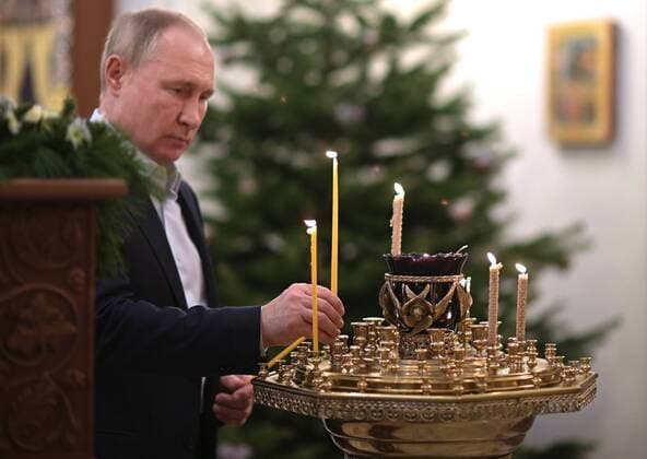 Bilder des Jahres 2022, Entertainment 01 Januar Entertainment Themen der Woche KW01 Entertainment Bilder des Tages Russia Putin Orthodox Christmas 6737280 07.01.2022 Russian President Vladimir Putin lights a candle during the Orthodox Christmas service at the Church of the Savior of the Miraculous Image, at the Novo-Ogaryovo state residence outside Moscow, Russia. Aleksey Nikolskyi Sputnik Novo-Ogaryovo Moscow region Russia  Copyright: xAlekseyxNikolskyix