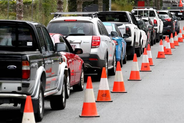 QLD CORONAVIRUS COVID19, Cars line up at a testing site in Brisbane, Friday, January 7, 2022. Queensland has recorded 10,953 new COVID-19 cases as the state considers delaying the return of primary school students to class. ( NO ARCHIVING, EDITORIAL USE ONLY, NO USE IN BOOKS WITHOUT CONSENT BRISBANE QLD AUSTRALIA  Copyright: xJONOxSEARLEx 20220107001611407462
