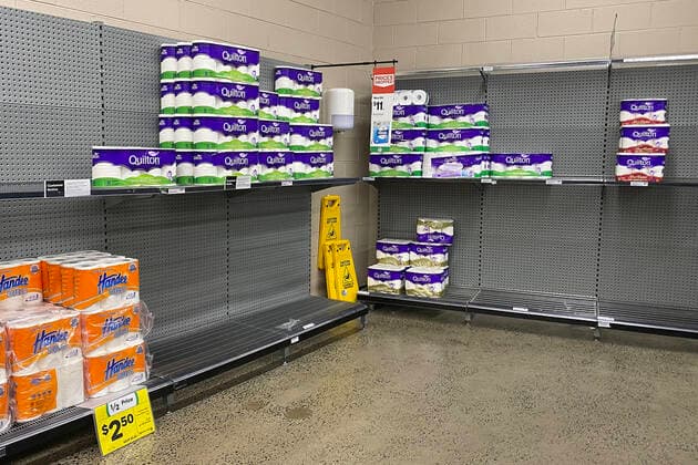 EMPTY SUPERMARKET SELVES SYDNEY, Empty shelves of toilet paper are seen at a supermarket in Sydney, Friday, January 7, 2022. The recent spike in Covid19 infections has caused major logistical disruptions, with staff members, truck drivers and distribution centre workers among those forced to stay at home with the virus or awaiting test results. ( NO ARCHIVING, EDITORIAL USE ONLY, NO USE IN BOOKS WITHOUT CONSENT SYDNEY NSW AUSTRALIA  Copyright: xMICKxTSIKASx 20220107001611363211