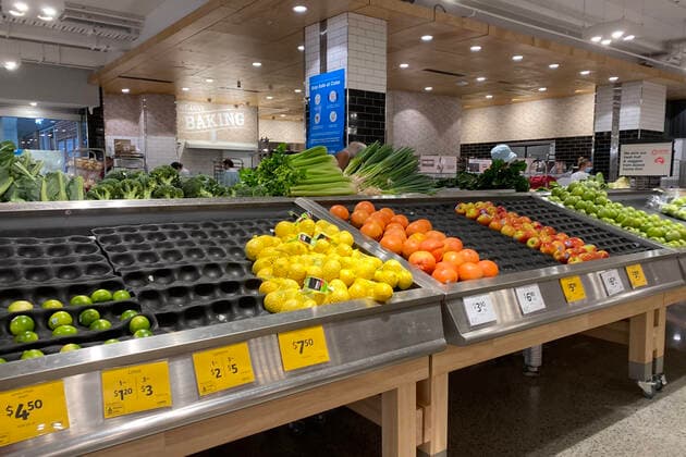 EMPTY SUPERMARKET SELVES SYDNEY, Empty shelves of fruit and vegetables are seen at a supermarket in Sydney, Friday, January 7, 2022. The recent spike in Covid19 infections has caused major logistical disruptions, with staff members, truck drivers and distribution centre workers among those forced to stay at home with the virus or awaiting test results. ( NO ARCHIVING, EDITORIAL USE ONLY, NO USE IN BOOKS WITHOUT CONSENT SYDNEY NSW AUSTRALIA  Copyright: xMICKxTSIKASx 20220107001611363243