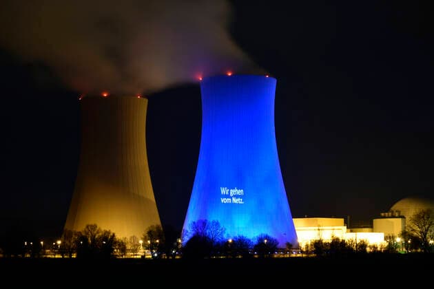 Das AKW festlicht zum Abschied iluminiert vor der finalen Netzabschaltung zum 31.Dezember 2021. Grohnde, 17.12.2021 *** The nuclear power plant festlicht zum Abschied iluminiert vor der finalen Netzabschaltung zum 31 Dezember 2021 Grohnde, 17 12 2021 Foto:xD.xErasmusx xFuturexImage