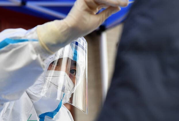 (220107) -- ZHENGZHOU, Jan. 7, 2022 -- A medical worker takes swab sample for COVID-19 tests at a testing site in Zhengzhou, central China s Henan Province, Jan. 7, 2022. Zhengzhou City, capital of central China s Henan Province, reported 42 new locally transmitted COVID-19 confirmed cases as of 8 a.m. Friday, local authorities said. The confirmed cases, ranging from two to 66 years old, are all scattered in different districts of the city. They have mild symptoms and are in stable condition. ) CHINA-HENAN-ZHENGZHOU-COVID-19-TEST (CN) LixJianan