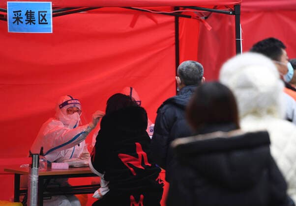 News Themen der Woche KW01 News Bilder des Tages News Bilder des Tages (220107) -- ZHENGZHOU, Jan. 7, 2022 -- A medical worker takes swab sample for COVID-19 tests at a testing site in Zhengzhou, central China s Henan Province, Jan. 7, 2022. Zhengzhou City, capital of central China s Henan Province, reported 42 new locally transmitted COVID-19 confirmed cases as of 8 a.m. Friday, local authorities said. The confirmed cases, ranging from two to 66 years old, are all scattered in different districts of the city. They have mild symptoms and are in stable condition. ) CHINA-HENAN-ZHENGZHOU-COVID-19-TEST (CN) ZhangxHaoran