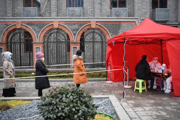 (220107) -- ZHENGZHOU, Jan. 7, 2022 -- People line up for COVID-19 tests at a testing site in Zhengzhou, central China s Henan Province, Jan. 7, 2022. Zhengzhou City, capital of central China s Henan Province, reported 42 new locally transmitted COVID-19 confirmed cases as of 8 a.m. Friday, local authorities said. The confirmed cases, ranging from two to 66 years old, are all scattered in different districts of the city. They have mild symptoms and are in stable condition. ) CHINA-HENAN-ZHENGZHOU-COVID-19-TEST (CN) ZhangxHaoran