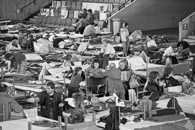 DDR-Flüchtlinge im provisorischen Aufnahmelager in Hof, Oktober 1989 DEU, Deutschland, Hof, Oktober 1989, DDR-Flüchtlinge, Uebersiedler, Aussiedler, provisorisch untergebracht in der zum Aufnahmelager umfunktionierten Hofer Freiheitshalle, Mehrzweckhalle, viele davon Prager Botschaftsfluechtlinge, die am 04.10.1989 aus Prag ausreisen durften und am 05.10.1989 in Hof aufgenommen und untergebracht wurden, Feldbetten, Fluechtlinge, Fluechtende, Bundesrepublik, DDR-Buerger, Ausreise, ausreisen, DDR, Fluechtlinge, in, BRD, Bayern, Aufnahme, Politik, Geschichte, Zeitgeschichte, Wende, Wendezeit, 1989, 1980er, 80er Jahre, Achtziger Jahre, historisch, *** GDR refugees in the provisional reception camp in Hof, October 1989 DEU, Germany, Hof, Octob