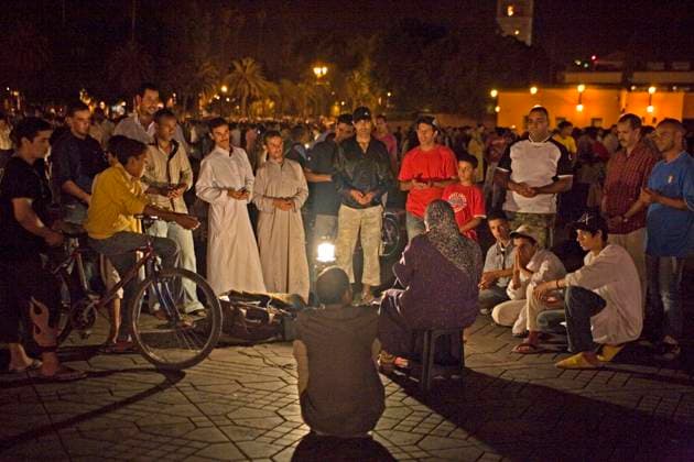 Märchenerzählerin vor gespanntem Publikum, Marrakesch, Marokko, Afrika Copyright: imageBROKER/RaimundxFranken iblrfn07206751.jpg