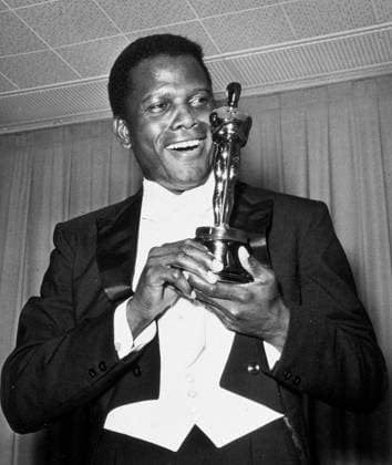 OSCARS. Bester Hauptdarsteller. Preisträger 1961-1970 January 07, 2022: SIDNEY POITIER, whose elegant bearing and principled onscreen characters made him Hollywood s first Black movie star and the first Black man to win the best actor Oscar, has died. He was 94. FILE PHOTO SHOT ON: April 13, 1964, Santa Monica, California: Actor Sidney Poitier holds his Best Actor Oscar for director Ralph Nelson s film Lilies of The Field backstage at the Academy Awards ceremony in Santa Monica, California. Hollywood USA  - ZUMAa18_ 19630324_new_a18_604 Copyright: xAustralxPressxAgencyx