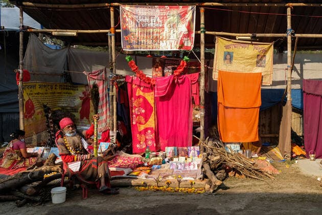 January 7, 2022, Chennai, Tamil Nadu, India: January 07, 2022, Kolkata, West Bengal, India: A sadhu is busy making the makeshift at the Gangasagar transit camp, Kolkata. Gangasagar mela preparations was on hold due to a petition urging to stop this year s annual pilgrimage fair in light of the COVID-19 Omicron numbers in West Bengal and in the country at large. Calcutta High Court gave a go-ahead to Gangasagar Mela with certain restrictions on 7th January whereas India reported 117100 new covid cases and 302 fatalities in last 24 hours as per Indian media reports. Chennai India - ZUMAb206 20220107_zip_b206_002 Copyright: xDipayanxBosex