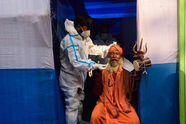 January 7, 2022, Kolkata, West Bengal, India: A monk is being tested for Covid-19 at a Gangasagar Transit Camp before heading to the Gangasagar mela in sagar island. Kolkata India - ZUMAs197 20220107_zaa_s197_035 Copyright: xSumitxsanyalx