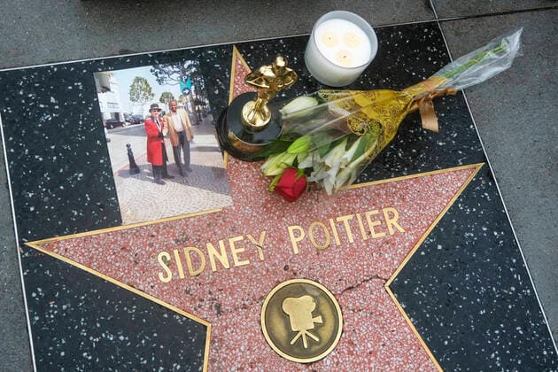 Bilder des Jahres 2022, Entertainment 01 Januar Entertainment Themen der Woche KW01 Entertainment Bilder des Tages January 7, 2022, Los Angeles, California, USA: Flowers and candles are displayed at the Hollywood Walk of Fame star of the late actor Sidney Poitier, Friday, Jan 7, 2022, in Los Angeles. Sidney Poitier, 94, died, who broke color barriers when he became the first Black performer to win an Oscar for a leading.performance and paved the way for generations of Black actors who followed. Los Angeles USA - ZUMAc68_ 20220107_zaf_c68_003 Copyright: xRingoxChiux